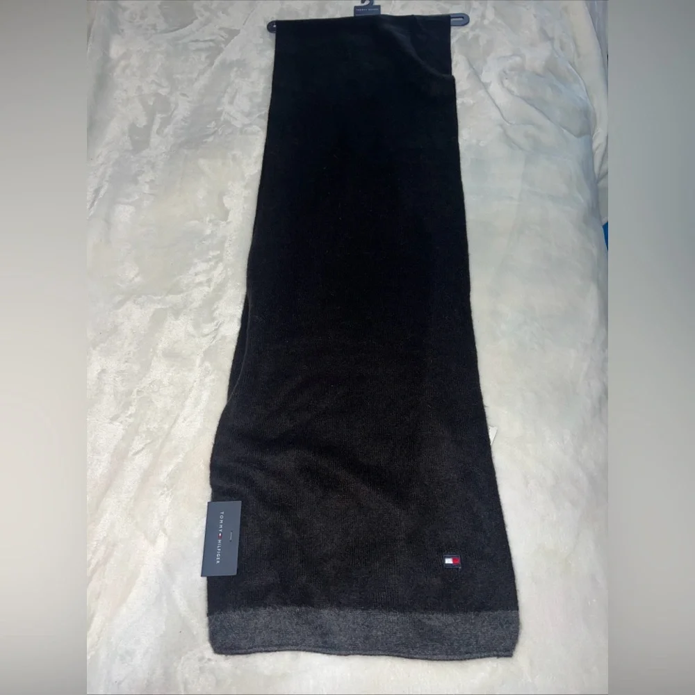 Tommy Hilfiger Unisex Black & Grey Reversible Scarf – Premium Knit Fabric NWT